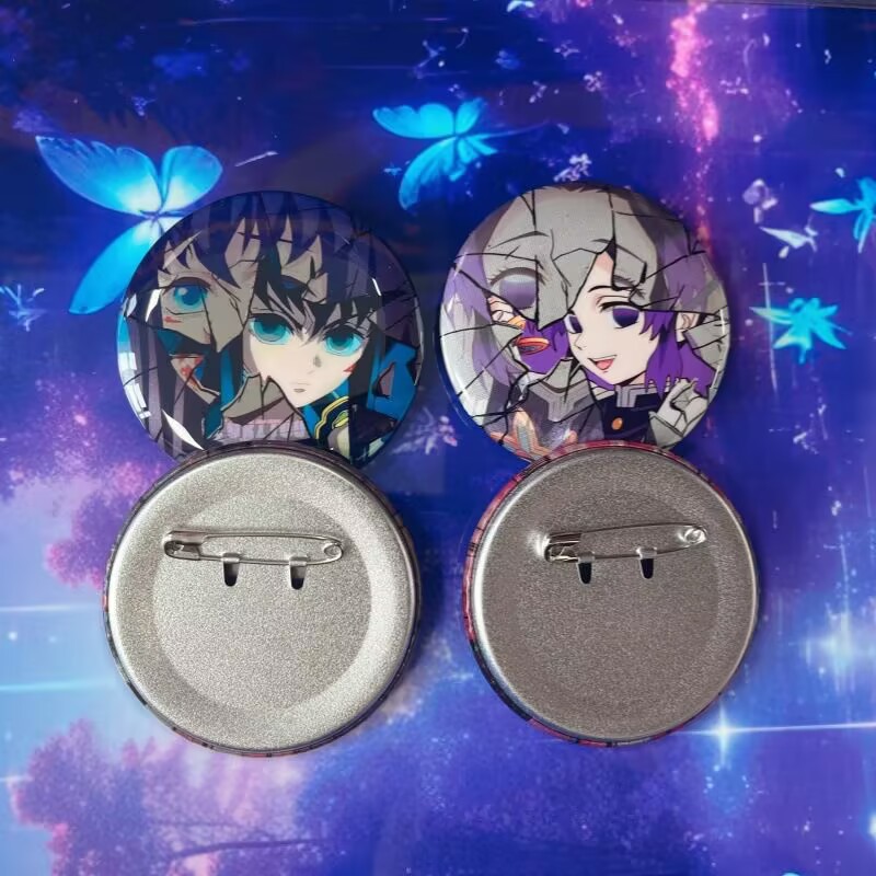 Demon Slayer Broken Badge Anim - Anime Merchandise Demon Slayer recension och pris